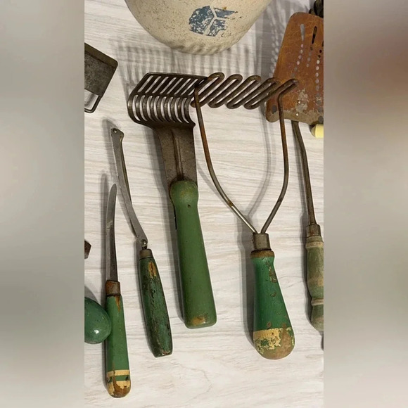 28pc Lrg Lot Vintage/Antique 10lb Kitchen Beaters,Tins,Utensils,Crock Farmhouse - Picture 7 of 17